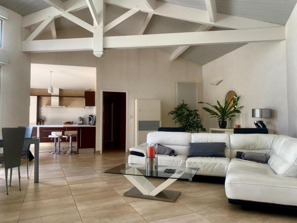 Coup de coeur assuré ! Magnifique maison contemporaine avec sa superbe pièce de vie en cathédrale !