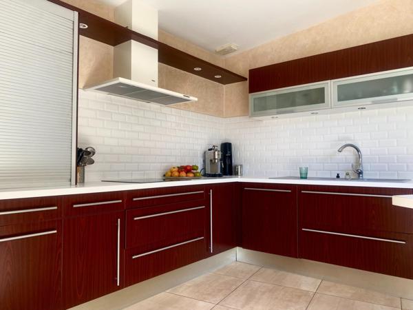 Coup de coeur assuré ! Magnifique maison contemporaine avec sa superbe pièce de vie en cathédrale !