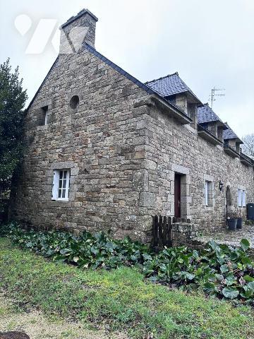 A PROXIMITE DE VANNES - LONGERE EN BORDURE DE ROUTE - PARTIE HABITABLE ET PARTIE A RENOVER