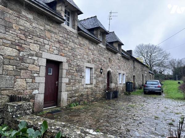 A PROXIMITE DE VANNES - LONGERE EN BORDURE DE ROUTE - PARTIE HABITABLE ET PARTIE A RENOVER