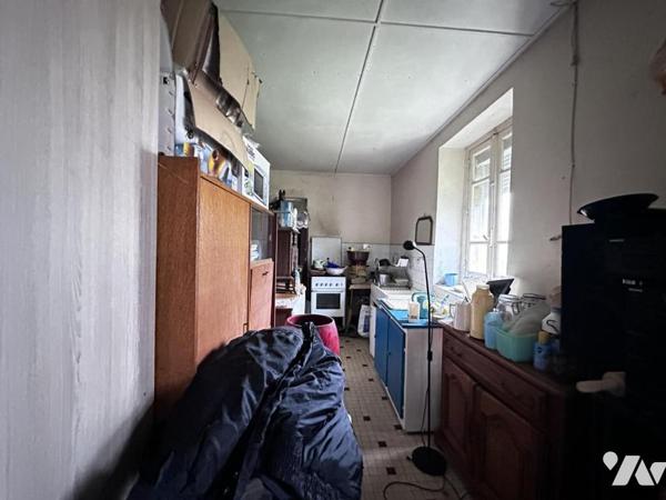 A PROXIMITE DE VANNES - LONGERE EN BORDURE DE ROUTE - PARTIE HABITABLE ET PARTIE A RENOVER