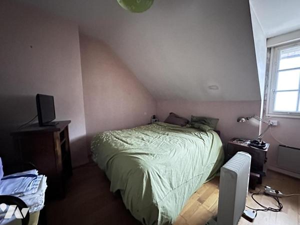 A PROXIMITE DE VANNES - LONGERE EN BORDURE DE ROUTE - PARTIE HABITABLE ET PARTIE A RENOVER