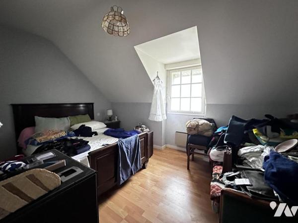 A PROXIMITE DE VANNES - LONGERE EN BORDURE DE ROUTE - PARTIE HABITABLE ET PARTIE A RENOVER