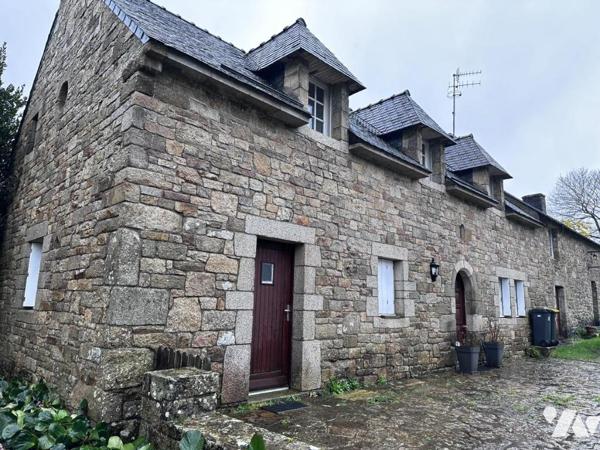 A PROXIMITE DE VANNES - LONGERE EN BORDURE DE ROUTE - PARTIE HABITABLE ET PARTIE A RENOVER