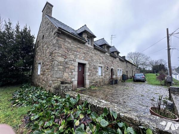 A PROXIMITE DE VANNES - LONGERE EN BORDURE DE ROUTE - PARTIE HABITABLE ET PARTIE A RENOVER