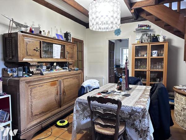 A PROXIMITE DE VANNES - LONGERE EN BORDURE DE ROUTE - PARTIE HABITABLE ET PARTIE A RENOVER