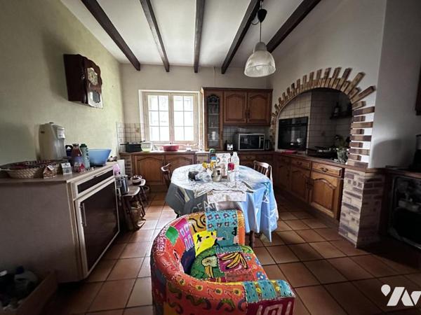 A PROXIMITE DE VANNES - LONGERE EN BORDURE DE ROUTE - PARTIE HABITABLE ET PARTIE A RENOVER