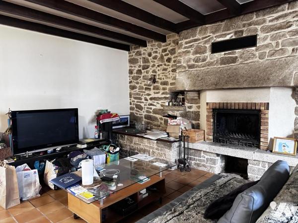A PROXIMITE DE VANNES - LONGERE EN BORDURE DE ROUTE - PARTIE HABITABLE ET PARTIE A RENOVER