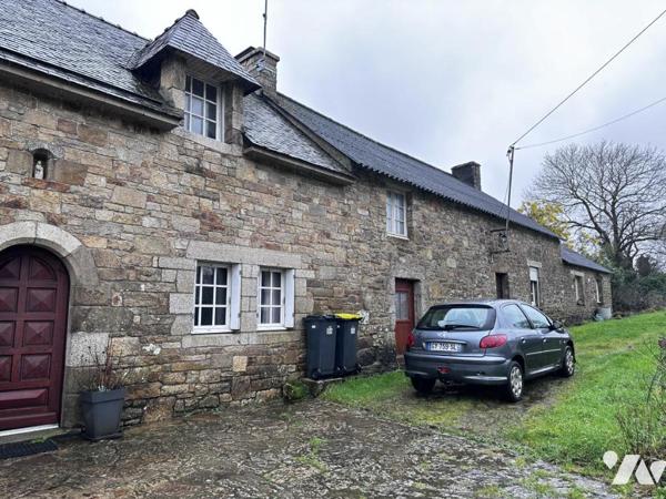 A PROXIMITE DE VANNES - LONGERE EN BORDURE DE ROUTE - PARTIE HABITABLE ET PARTIE A RENOVER