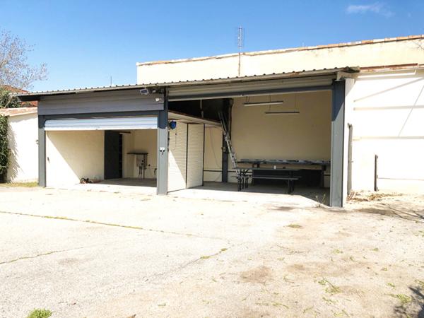 Local commercial avec son grand terrain, garages attenants et Maison de caractère