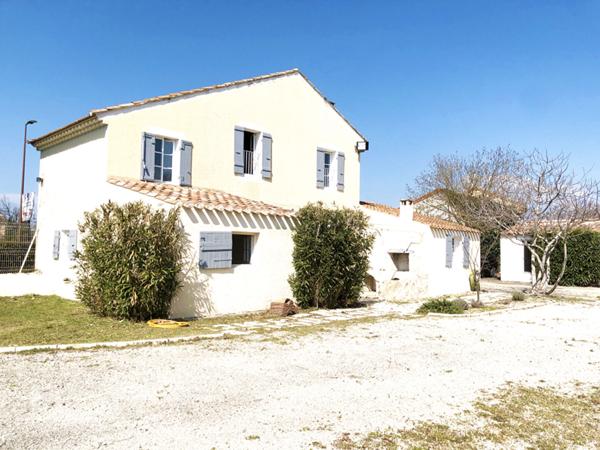 Local commercial avec son grand terrain, garages attenants et Maison de caractère