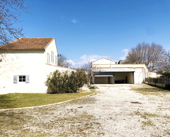 Local commercial avec son grand terrain, garages attenants et Maison de caractère