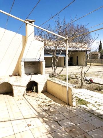 Local commercial avec son grand terrain, garages attenants et Maison de caractère