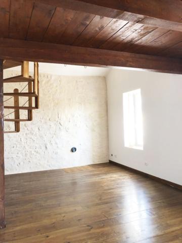 Local commercial avec son grand terrain, garages attenants et Maison de caractère