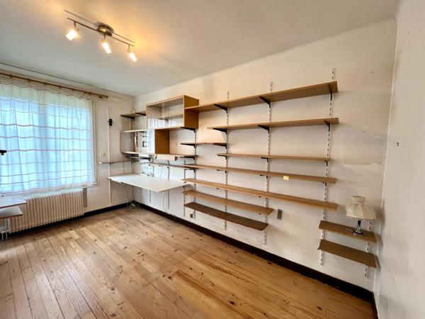 Maison T3 sur sous sol , 19 ares de terrain avec hangar