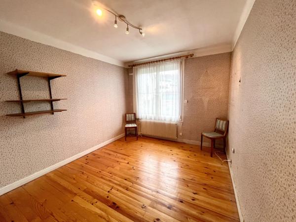 Maison T3 sur sous sol , 19 ares de terrain avec hangar