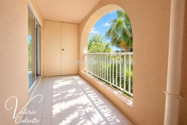 À vendre – Appartement T3 98 m² avec terrasse et 2 garages – Port d’Hyères 83400
