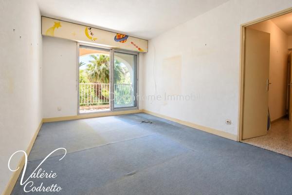 À vendre – Appartement T3 98 m² avec terrasse et 2 garages – Port d’Hyères 83400