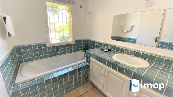 Belle villa avec piscine et vue mer