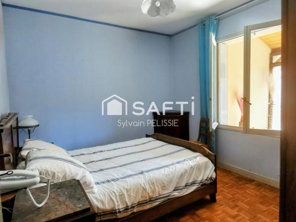 Maison de ville avec studio indépendant, grand garage de 70 m² et jardin clos en plein centre de Moissac !