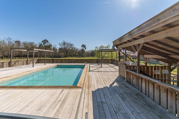 maison 164m2 piscine avec 6 chalets piscine
