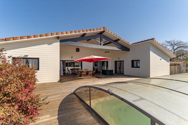 maison 164m2 piscine avec 6 chalets piscine