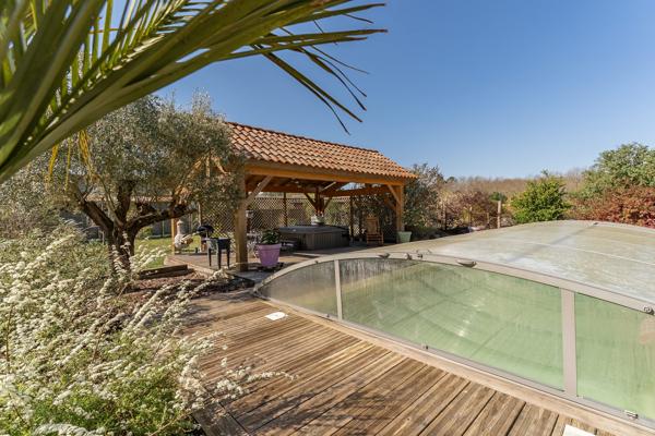 maison 164m2 piscine avec 6 chalets piscine