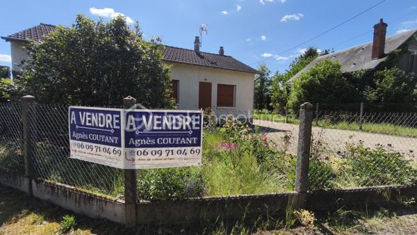 Maison située en périphérie du centre ville, offrant un beau potentiel après rénovation. d'une surface habitable  d'environ 79m2, elle se compose d'une entrée par SAS type véranda, d'une cuisine, d'un séjour, de 3 chambres, d'une salle d'eau,et d'un WC. Grenier avec accès par l'extérieur.
Vous bénéficierez également d'un garage, de nombreuses dépendances permettant stockage, atelier, cave ou autres ainsi que d'un puits.
L'ensemble est implanté sur un terrain clos de 824 m2 avec 2 accès portails.
Des travaux de rénovation sont à prévoir - idéal pour un premier achat ou investissement locatif