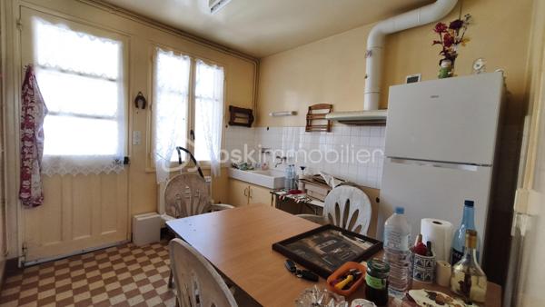 Maison située en périphérie du centre ville, offrant un beau potentiel après rénovation. d'une surface habitable  d'environ 79m2, elle se compose d'une entrée par SAS type véranda, d'une cuisine, d'un séjour, de 3 chambres, d'une salle d'eau,et d'un WC. Grenier avec accès par l'extérieur.
Vous bénéficierez également d'un garage, de nombreuses dépendances permettant stockage, atelier, cave ou autres ainsi que d'un puits.
L'ensemble est implanté sur un terrain clos de 824 m2 avec 2 accès portails.
Des travaux de rénovation sont à prévoir - idéal pour un premier achat ou investissement locatif