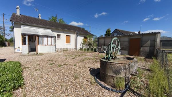 Maison située en périphérie du centre ville, offrant un beau potentiel après rénovation. d'une surface habitable  d'environ 79m2, elle se compose d'une entrée par SAS type véranda, d'une cuisine, d'un séjour, de 3 chambres, d'une salle d'eau,et d'un WC. Grenier avec accès par l'extérieur.
Vous bénéficierez également d'un garage, de nombreuses dépendances permettant stockage, atelier, cave ou autres ainsi que d'un puits.
L'ensemble est implanté sur un terrain clos de 824 m2 avec 2 accès portails.
Des travaux de rénovation sont à prévoir - idéal pour un premier achat ou investissement locatif