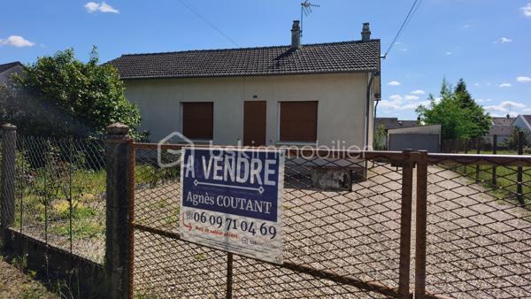 Maison située en périphérie du centre ville, offrant un beau potentiel après rénovation. d'une surface habitable  d'environ 79m2, elle se compose d'une entrée par SAS type véranda, d'une cuisine, d'un séjour, de 3 chambres, d'une salle d'eau,et d'un WC. Grenier avec accès par l'extérieur.
Vous bénéficierez également d'un garage, de nombreuses dépendances permettant stockage, atelier, cave ou autres ainsi que d'un puits.
L'ensemble est implanté sur un terrain clos de 824 m2 avec 2 accès portails.
Des travaux de rénovation sont à prévoir - idéal pour un premier achat ou investissement locatif