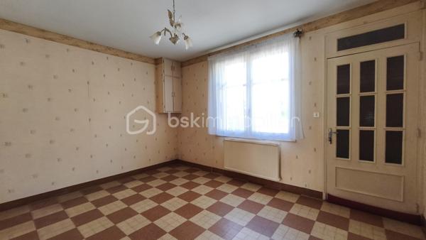 Maison située en périphérie du centre ville, offrant un beau potentiel après rénovation. d'une surface habitable  d'environ 79m2, elle se compose d'une entrée par SAS type véranda, d'une cuisine, d'un séjour, de 3 chambres, d'une salle d'eau,et d'un WC. Grenier avec accès par l'extérieur.
Vous bénéficierez également d'un garage, de nombreuses dépendances permettant stockage, atelier, cave ou autres ainsi que d'un puits.
L'ensemble est implanté sur un terrain clos de 824 m2 avec 2 accès portails.
Des travaux de rénovation sont à prévoir - idéal pour un premier achat ou investissement locatif