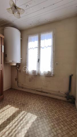 Maison située en périphérie du centre ville, offrant un beau potentiel après rénovation. d'une surface habitable  d'environ 79m2, elle se compose d'une entrée par SAS type véranda, d'une cuisine, d'un séjour, de 3 chambres, d'une salle d'eau,et d'un WC. Grenier avec accès par l'extérieur.
Vous bénéficierez également d'un garage, de nombreuses dépendances permettant stockage, atelier, cave ou autres ainsi que d'un puits.
L'ensemble est implanté sur un terrain clos de 824 m2 avec 2 accès portails.
Des travaux de rénovation sont à prévoir - idéal pour un premier achat ou investissement locatif