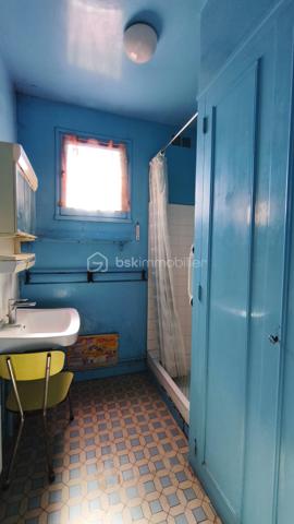 Maison située en périphérie du centre ville, offrant un beau potentiel après rénovation. d'une surface habitable  d'environ 79m2, elle se compose d'une entrée par SAS type véranda, d'une cuisine, d'un séjour, de 3 chambres, d'une salle d'eau,et d'un WC. Grenier avec accès par l'extérieur.
Vous bénéficierez également d'un garage, de nombreuses dépendances permettant stockage, atelier, cave ou autres ainsi que d'un puits.
L'ensemble est implanté sur un terrain clos de 824 m2 avec 2 accès portails.
Des travaux de rénovation sont à prévoir - idéal pour un premier achat ou investissement locatif