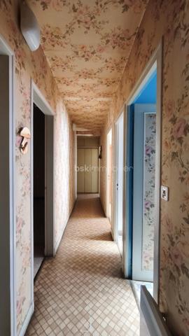 Maison située en périphérie du centre ville, offrant un beau potentiel après rénovation. d'une surface habitable  d'environ 79m2, elle se compose d'une entrée par SAS type véranda, d'une cuisine, d'un séjour, de 3 chambres, d'une salle d'eau,et d'un WC. Grenier avec accès par l'extérieur.
Vous bénéficierez également d'un garage, de nombreuses dépendances permettant stockage, atelier, cave ou autres ainsi que d'un puits.
L'ensemble est implanté sur un terrain clos de 824 m2 avec 2 accès portails.
Des travaux de rénovation sont à prévoir - idéal pour un premier achat ou investissement locatif