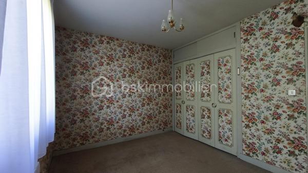 Maison située en périphérie du centre ville, offrant un beau potentiel après rénovation. d'une surface habitable  d'environ 79m2, elle se compose d'une entrée par SAS type véranda, d'une cuisine, d'un séjour, de 3 chambres, d'une salle d'eau,et d'un WC. Grenier avec accès par l'extérieur.
Vous bénéficierez également d'un garage, de nombreuses dépendances permettant stockage, atelier, cave ou autres ainsi que d'un puits.
L'ensemble est implanté sur un terrain clos de 824 m2 avec 2 accès portails.
Des travaux de rénovation sont à prévoir - idéal pour un premier achat ou investissement locatif