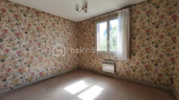 Maison située en périphérie du centre ville, offrant un beau potentiel après rénovation. d'une surface habitable  d'environ 79m2, elle se compose d'une entrée par SAS type véranda, d'une cuisine, d'un séjour, de 3 chambres, d'une salle d'eau,et d'un WC. Grenier avec accès par l'extérieur.
Vous bénéficierez également d'un garage, de nombreuses dépendances permettant stockage, atelier, cave ou autres ainsi que d'un puits.
L'ensemble est implanté sur un terrain clos de 824 m2 avec 2 accès portails.
Des travaux de rénovation sont à prévoir - idéal pour un premier achat ou investissement locatif