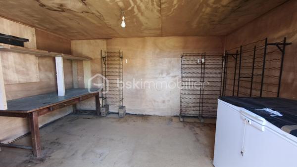 Maison située en périphérie du centre ville, offrant un beau potentiel après rénovation. d'une surface habitable  d'environ 79m2, elle se compose d'une entrée par SAS type véranda, d'une cuisine, d'un séjour, de 3 chambres, d'une salle d'eau,et d'un WC. Grenier avec accès par l'extérieur.
Vous bénéficierez également d'un garage, de nombreuses dépendances permettant stockage, atelier, cave ou autres ainsi que d'un puits.
L'ensemble est implanté sur un terrain clos de 824 m2 avec 2 accès portails.
Des travaux de rénovation sont à prévoir - idéal pour un premier achat ou investissement locatif
