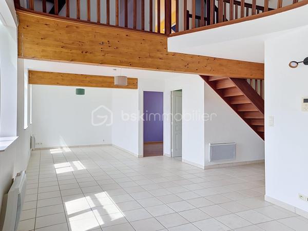 En exclusivité, à Équeurdreville, découvrez cet appartement en duplex d’environ 108 m², idéalement situé au sein d’une résidence sécurisée avec portail motorisé et place de stationnement privative.

Au premier niveau, une entrée avec placard dessert une spacieuse et lumineuse pièce de vie composée d’une cuisine aménagée et équipée ouverte sur un vaste salon-séjour. Ce niveau comprend également une chambre, une salle d’eau et un WC indépendant.

À l’étage, une belle mezzanine offre de nombreuses possibilités d’aménagement : espace bureau, salon de lecture ou création d’une quatrième chambre. Ce niveau dispose également de deux chambres supplémentaires, d’une pièce d’eau et d’un WC.

Les atouts de ce bien :

Emplacement recherché
Résidence sécurisée
Place de stationnement privative
Beaux volumes
Appartement lumineux
Huisseries PVC
Isolation déjà réalisée
Habitable immédiatement

Travaux à prévoir :

Remplacement des radiateurs
Rafraîchissement de la cuisine et des pièces d’eau

Un bien rare par sa superficie et sa situation, idéal pour une famille ou pour ceux qui recherchent de beaux espaces de vie.

Ne tardez pas à organiser une visite.