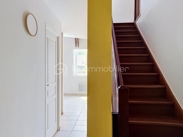 En exclusivité, à Équeurdreville, découvrez cet appartement en duplex d’environ 108 m², idéalement situé au sein d’une résidence sécurisée avec portail motorisé et place de stationnement privative.

Au premier niveau, une entrée avec placard dessert une spacieuse et lumineuse pièce de vie composée d’une cuisine aménagée et équipée ouverte sur un vaste salon-séjour. Ce niveau comprend également une chambre, une salle d’eau et un WC indépendant.

À l’étage, une belle mezzanine offre de nombreuses possibilités d’aménagement : espace bureau, salon de lecture ou création d’une quatrième chambre. Ce niveau dispose également de deux chambres supplémentaires, d’une pièce d’eau et d’un WC.

Les atouts de ce bien :

Emplacement recherché
Résidence sécurisée
Place de stationnement privative
Beaux volumes
Appartement lumineux
Huisseries PVC
Isolation déjà réalisée
Habitable immédiatement

Travaux à prévoir :

Remplacement des radiateurs
Rafraîchissement de la cuisine et des pièces d’eau

Un bien rare par sa superficie et sa situation, idéal pour une famille ou pour ceux qui recherchent de beaux espaces de vie.

Ne tardez pas à organiser une visite.