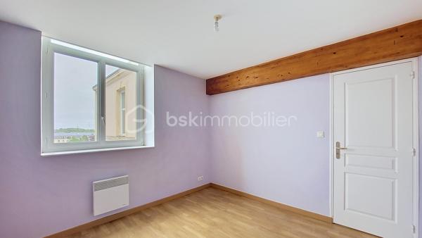 En exclusivité, à Équeurdreville, découvrez cet appartement en duplex d’environ 108 m², idéalement situé au sein d’une résidence sécurisée avec portail motorisé et place de stationnement privative.

Au premier niveau, une entrée avec placard dessert une spacieuse et lumineuse pièce de vie composée d’une cuisine aménagée et équipée ouverte sur un vaste salon-séjour. Ce niveau comprend également une chambre, une salle d’eau et un WC indépendant.

À l’étage, une belle mezzanine offre de nombreuses possibilités d’aménagement : espace bureau, salon de lecture ou création d’une quatrième chambre. Ce niveau dispose également de deux chambres supplémentaires, d’une pièce d’eau et d’un WC.

Les atouts de ce bien :

Emplacement recherché
Résidence sécurisée
Place de stationnement privative
Beaux volumes
Appartement lumineux
Huisseries PVC
Isolation déjà réalisée
Habitable immédiatement

Travaux à prévoir :

Remplacement des radiateurs
Rafraîchissement de la cuisine et des pièces d’eau

Un bien rare par sa superficie et sa situation, idéal pour une famille ou pour ceux qui recherchent de beaux espaces de vie.

Ne tardez pas à organiser une visite.