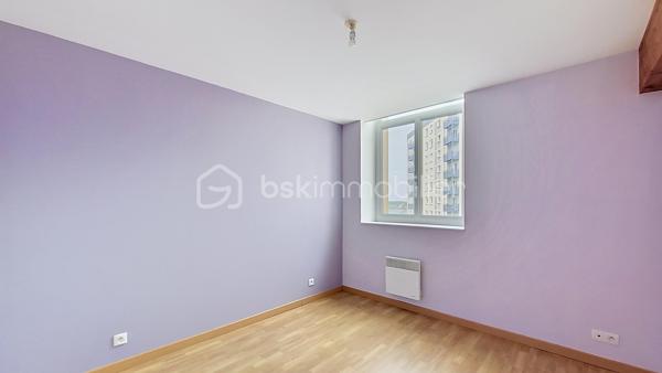 En exclusivité, à Équeurdreville, découvrez cet appartement en duplex d’environ 108 m², idéalement situé au sein d’une résidence sécurisée avec portail motorisé et place de stationnement privative.

Au premier niveau, une entrée avec placard dessert une spacieuse et lumineuse pièce de vie composée d’une cuisine aménagée et équipée ouverte sur un vaste salon-séjour. Ce niveau comprend également une chambre, une salle d’eau et un WC indépendant.

À l’étage, une belle mezzanine offre de nombreuses possibilités d’aménagement : espace bureau, salon de lecture ou création d’une quatrième chambre. Ce niveau dispose également de deux chambres supplémentaires, d’une pièce d’eau et d’un WC.

Les atouts de ce bien :

Emplacement recherché
Résidence sécurisée
Place de stationnement privative
Beaux volumes
Appartement lumineux
Huisseries PVC
Isolation déjà réalisée
Habitable immédiatement

Travaux à prévoir :

Remplacement des radiateurs
Rafraîchissement de la cuisine et des pièces d’eau

Un bien rare par sa superficie et sa situation, idéal pour une famille ou pour ceux qui recherchent de beaux espaces de vie.

Ne tardez pas à organiser une visite.