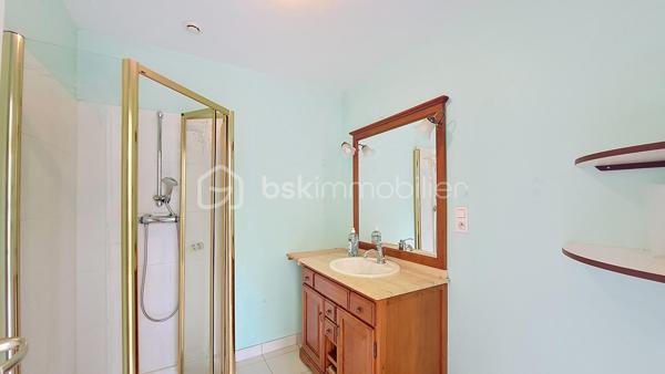En exclusivité, à Équeurdreville, découvrez cet appartement en duplex d’environ 108 m², idéalement situé au sein d’une résidence sécurisée avec portail motorisé et place de stationnement privative.

Au premier niveau, une entrée avec placard dessert une spacieuse et lumineuse pièce de vie composée d’une cuisine aménagée et équipée ouverte sur un vaste salon-séjour. Ce niveau comprend également une chambre, une salle d’eau et un WC indépendant.

À l’étage, une belle mezzanine offre de nombreuses possibilités d’aménagement : espace bureau, salon de lecture ou création d’une quatrième chambre. Ce niveau dispose également de deux chambres supplémentaires, d’une pièce d’eau et d’un WC.

Les atouts de ce bien :

Emplacement recherché
Résidence sécurisée
Place de stationnement privative
Beaux volumes
Appartement lumineux
Huisseries PVC
Isolation déjà réalisée
Habitable immédiatement

Travaux à prévoir :

Remplacement des radiateurs
Rafraîchissement de la cuisine et des pièces d’eau

Un bien rare par sa superficie et sa situation, idéal pour une famille ou pour ceux qui recherchent de beaux espaces de vie.

Ne tardez pas à organiser une visite.