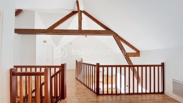 En exclusivité, à Équeurdreville, découvrez cet appartement en duplex d’environ 108 m², idéalement situé au sein d’une résidence sécurisée avec portail motorisé et place de stationnement privative.

Au premier niveau, une entrée avec placard dessert une spacieuse et lumineuse pièce de vie composée d’une cuisine aménagée et équipée ouverte sur un vaste salon-séjour. Ce niveau comprend également une chambre, une salle d’eau et un WC indépendant.

À l’étage, une belle mezzanine offre de nombreuses possibilités d’aménagement : espace bureau, salon de lecture ou création d’une quatrième chambre. Ce niveau dispose également de deux chambres supplémentaires, d’une pièce d’eau et d’un WC.

Les atouts de ce bien :

Emplacement recherché
Résidence sécurisée
Place de stationnement privative
Beaux volumes
Appartement lumineux
Huisseries PVC
Isolation déjà réalisée
Habitable immédiatement

Travaux à prévoir :

Remplacement des radiateurs
Rafraîchissement de la cuisine et des pièces d’eau

Un bien rare par sa superficie et sa situation, idéal pour une famille ou pour ceux qui recherchent de beaux espaces de vie.

Ne tardez pas à organiser une visite.