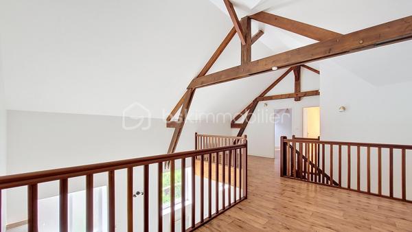 En exclusivité, à Équeurdreville, découvrez cet appartement en duplex d’environ 108 m², idéalement situé au sein d’une résidence sécurisée avec portail motorisé et place de stationnement privative.

Au premier niveau, une entrée avec placard dessert une spacieuse et lumineuse pièce de vie composée d’une cuisine aménagée et équipée ouverte sur un vaste salon-séjour. Ce niveau comprend également une chambre, une salle d’eau et un WC indépendant.

À l’étage, une belle mezzanine offre de nombreuses possibilités d’aménagement : espace bureau, salon de lecture ou création d’une quatrième chambre. Ce niveau dispose également de deux chambres supplémentaires, d’une pièce d’eau et d’un WC.

Les atouts de ce bien :

Emplacement recherché
Résidence sécurisée
Place de stationnement privative
Beaux volumes
Appartement lumineux
Huisseries PVC
Isolation déjà réalisée
Habitable immédiatement

Travaux à prévoir :

Remplacement des radiateurs
Rafraîchissement de la cuisine et des pièces d’eau

Un bien rare par sa superficie et sa situation, idéal pour une famille ou pour ceux qui recherchent de beaux espaces de vie.

Ne tardez pas à organiser une visite.