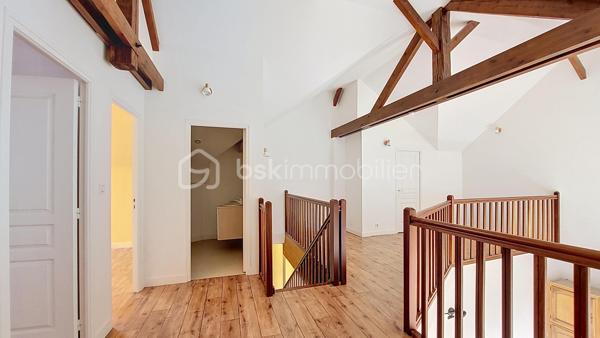 En exclusivité, à Équeurdreville, découvrez cet appartement en duplex d’environ 108 m², idéalement situé au sein d’une résidence sécurisée avec portail motorisé et place de stationnement privative.

Au premier niveau, une entrée avec placard dessert une spacieuse et lumineuse pièce de vie composée d’une cuisine aménagée et équipée ouverte sur un vaste salon-séjour. Ce niveau comprend également une chambre, une salle d’eau et un WC indépendant.

À l’étage, une belle mezzanine offre de nombreuses possibilités d’aménagement : espace bureau, salon de lecture ou création d’une quatrième chambre. Ce niveau dispose également de deux chambres supplémentaires, d’une pièce d’eau et d’un WC.

Les atouts de ce bien :

Emplacement recherché
Résidence sécurisée
Place de stationnement privative
Beaux volumes
Appartement lumineux
Huisseries PVC
Isolation déjà réalisée
Habitable immédiatement

Travaux à prévoir :

Remplacement des radiateurs
Rafraîchissement de la cuisine et des pièces d’eau

Un bien rare par sa superficie et sa situation, idéal pour une famille ou pour ceux qui recherchent de beaux espaces de vie.

Ne tardez pas à organiser une visite.