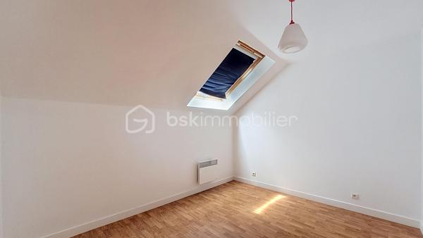 En exclusivité, à Équeurdreville, découvrez cet appartement en duplex d’environ 108 m², idéalement situé au sein d’une résidence sécurisée avec portail motorisé et place de stationnement privative.

Au premier niveau, une entrée avec placard dessert une spacieuse et lumineuse pièce de vie composée d’une cuisine aménagée et équipée ouverte sur un vaste salon-séjour. Ce niveau comprend également une chambre, une salle d’eau et un WC indépendant.

À l’étage, une belle mezzanine offre de nombreuses possibilités d’aménagement : espace bureau, salon de lecture ou création d’une quatrième chambre. Ce niveau dispose également de deux chambres supplémentaires, d’une pièce d’eau et d’un WC.

Les atouts de ce bien :

Emplacement recherché
Résidence sécurisée
Place de stationnement privative
Beaux volumes
Appartement lumineux
Huisseries PVC
Isolation déjà réalisée
Habitable immédiatement

Travaux à prévoir :

Remplacement des radiateurs
Rafraîchissement de la cuisine et des pièces d’eau

Un bien rare par sa superficie et sa situation, idéal pour une famille ou pour ceux qui recherchent de beaux espaces de vie.

Ne tardez pas à organiser une visite.