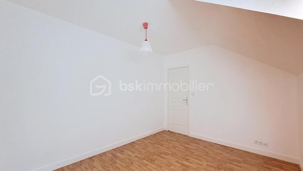 En exclusivité, à Équeurdreville, découvrez cet appartement en duplex d’environ 108 m², idéalement situé au sein d’une résidence sécurisée avec portail motorisé et place de stationnement privative.

Au premier niveau, une entrée avec placard dessert une spacieuse et lumineuse pièce de vie composée d’une cuisine aménagée et équipée ouverte sur un vaste salon-séjour. Ce niveau comprend également une chambre, une salle d’eau et un WC indépendant.

À l’étage, une belle mezzanine offre de nombreuses possibilités d’aménagement : espace bureau, salon de lecture ou création d’une quatrième chambre. Ce niveau dispose également de deux chambres supplémentaires, d’une pièce d’eau et d’un WC.

Les atouts de ce bien :

Emplacement recherché
Résidence sécurisée
Place de stationnement privative
Beaux volumes
Appartement lumineux
Huisseries PVC
Isolation déjà réalisée
Habitable immédiatement

Travaux à prévoir :

Remplacement des radiateurs
Rafraîchissement de la cuisine et des pièces d’eau

Un bien rare par sa superficie et sa situation, idéal pour une famille ou pour ceux qui recherchent de beaux espaces de vie.

Ne tardez pas à organiser une visite.