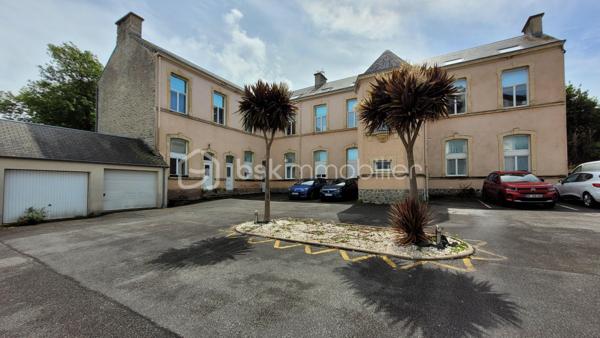 En exclusivité, à Équeurdreville, découvrez cet appartement en duplex d’environ 108 m², idéalement situé au sein d’une résidence sécurisée avec portail motorisé et place de stationnement privative.

Au premier niveau, une entrée avec placard dessert une spacieuse et lumineuse pièce de vie composée d’une cuisine aménagée et équipée ouverte sur un vaste salon-séjour. Ce niveau comprend également une chambre, une salle d’eau et un WC indépendant.

À l’étage, une belle mezzanine offre de nombreuses possibilités d’aménagement : espace bureau, salon de lecture ou création d’une quatrième chambre. Ce niveau dispose également de deux chambres supplémentaires, d’une pièce d’eau et d’un WC.

Les atouts de ce bien :

Emplacement recherché
Résidence sécurisée
Place de stationnement privative
Beaux volumes
Appartement lumineux
Huisseries PVC
Isolation déjà réalisée
Habitable immédiatement

Travaux à prévoir :

Remplacement des radiateurs
Rafraîchissement de la cuisine et des pièces d’eau

Un bien rare par sa superficie et sa situation, idéal pour une famille ou pour ceux qui recherchent de beaux espaces de vie.

Ne tardez pas à organiser une visite.