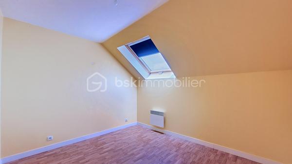 En exclusivité, à Équeurdreville, découvrez cet appartement en duplex d’environ 108 m², idéalement situé au sein d’une résidence sécurisée avec portail motorisé et place de stationnement privative.

Au premier niveau, une entrée avec placard dessert une spacieuse et lumineuse pièce de vie composée d’une cuisine aménagée et équipée ouverte sur un vaste salon-séjour. Ce niveau comprend également une chambre, une salle d’eau et un WC indépendant.

À l’étage, une belle mezzanine offre de nombreuses possibilités d’aménagement : espace bureau, salon de lecture ou création d’une quatrième chambre. Ce niveau dispose également de deux chambres supplémentaires, d’une pièce d’eau et d’un WC.

Les atouts de ce bien :

Emplacement recherché
Résidence sécurisée
Place de stationnement privative
Beaux volumes
Appartement lumineux
Huisseries PVC
Isolation déjà réalisée
Habitable immédiatement

Travaux à prévoir :

Remplacement des radiateurs
Rafraîchissement de la cuisine et des pièces d’eau

Un bien rare par sa superficie et sa situation, idéal pour une famille ou pour ceux qui recherchent de beaux espaces de vie.

Ne tardez pas à organiser une visite.